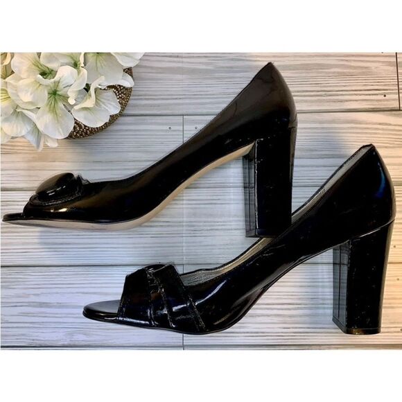 TAHARI Size 10M Black Patten Leather Peekaboo Button 3.75 Heels - Picture 6 of 11